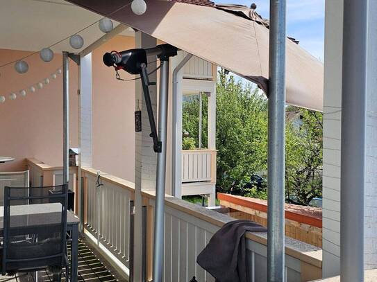PROVISIONSFREI! Außergewöhnliche Obergeschosswohnung mit schönem Westbalkon im Zentrum von Übersee am Chiemsee!