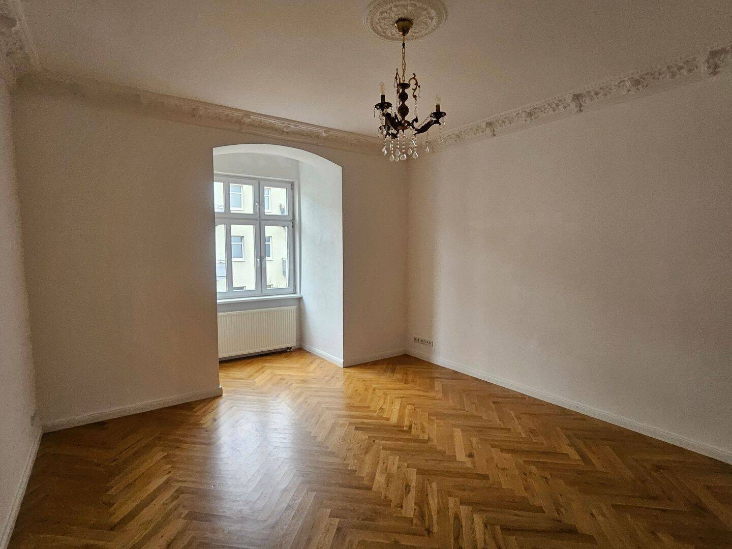 Wunderbare Altbauwohnung mit Einbauküche und Balkon im 1. OG++Pestalozzistrasse - Photo 1