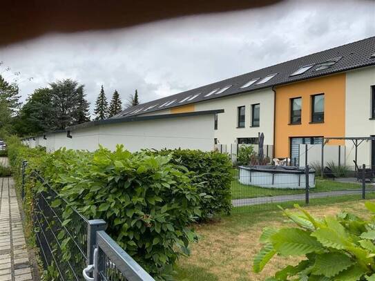 Familienfreundliches Neubau-Reihenhaus, mit Terrasse und Gartenanteil
