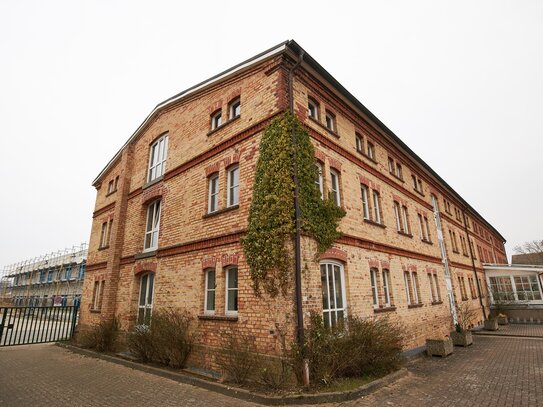 Stillvolle Dachgeschossfläche im Backsteinhaus