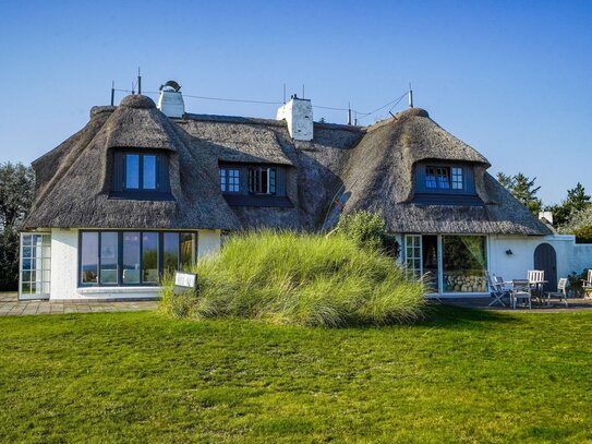 Hamptons auf Sylt - Reetgedecktes Anwesen in erster Reihe mit Meerblick und Strandzugang