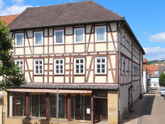 Mehrfamilienhaus mit großer Gewerbefläche am Marktplatz in Sontra