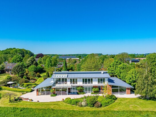 Schlei exklusiv: Elegante, barrierefreie Villa mit Panoramablick, ELW, Indoor-Pool, separatem EFH und privater Badebucht