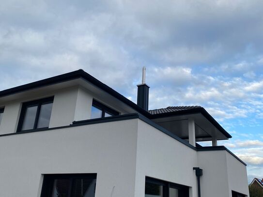 Großzügige neugebaute 145 m² Wohnung mit Dachterrasse im KfW 40 Plus Zweifamilienhaus zu vermieten