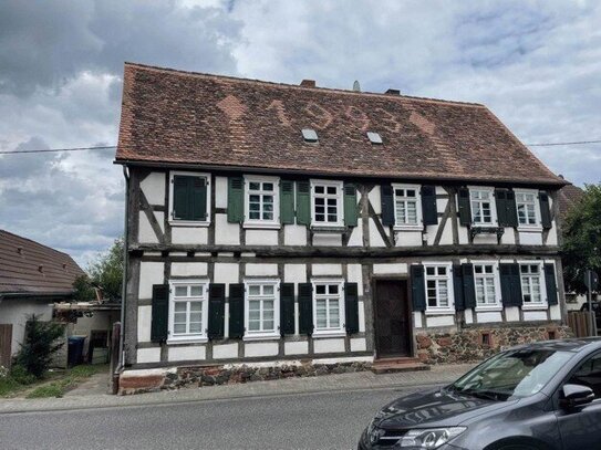 Helles Fachwerkhaus mit Bauerngarten