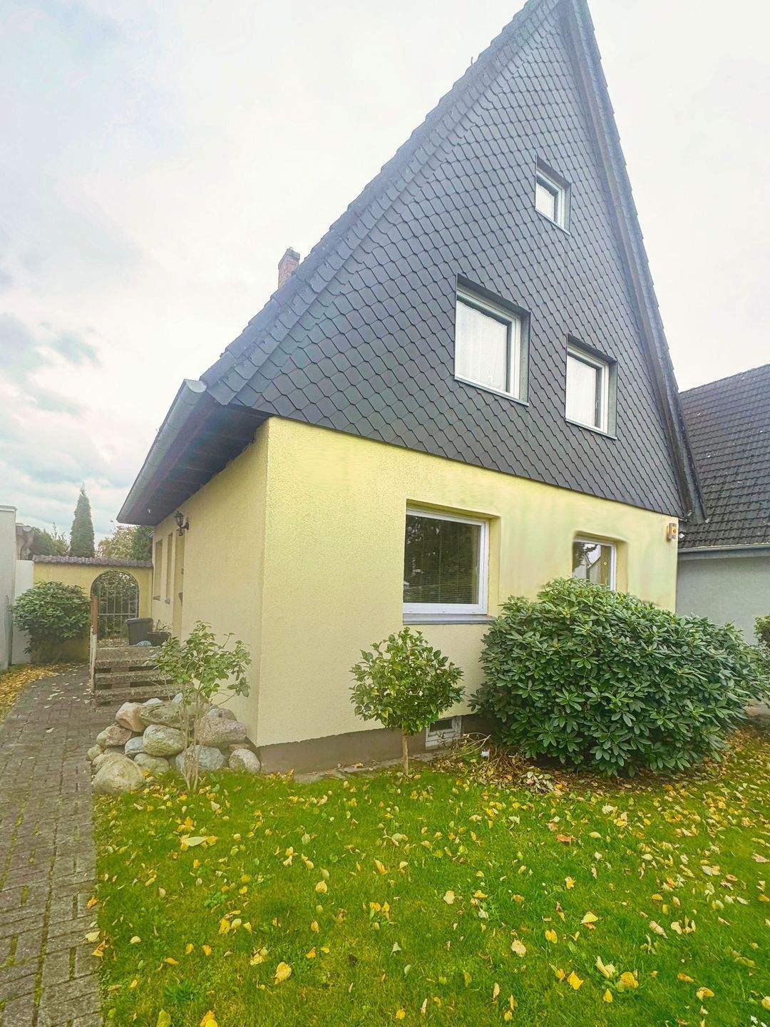 Bramfeld: 119 m² Wohnkomfort + 24 m² Studio-Bonus auf 624 m² Südgrundstück