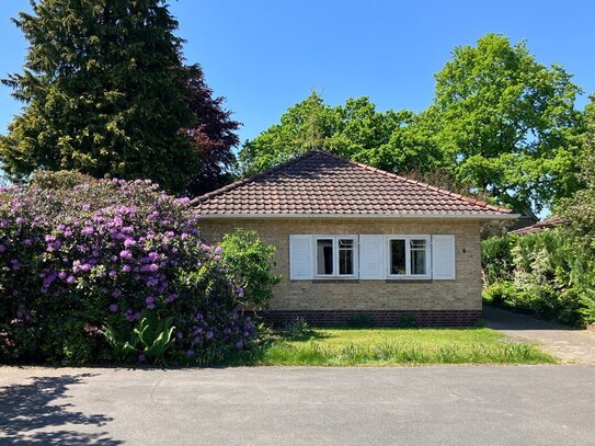 Der Bungalow auf dem großen Grundstück