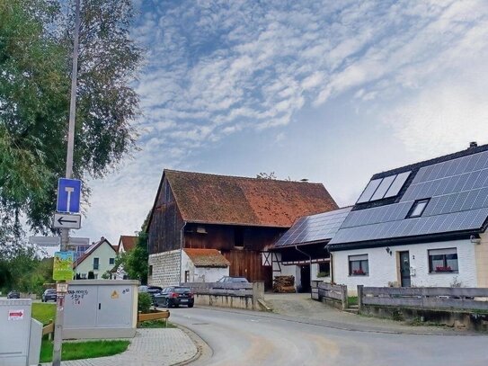 Fränkische Idylle: Einfamilienhaus mit Nebengebäuden und Scheune auf großem Grund!