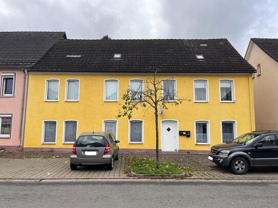 Zweifamilienhaus in guter Lage zu verkaufen! Garten + Garage & Stellplätze!