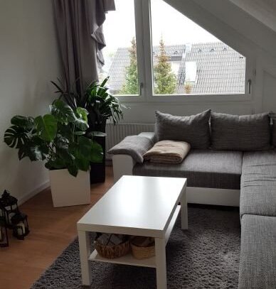 Neu renovierte helle 2,5 Zi DG Wohnung, ca 70 qm Grundfläche, nur email Anfragen mit Beruf, Tätigkeit, Einkommen, Befri…