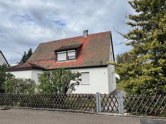 Gepflegtes Einfamilienhaus mit Nebengebäude, Garage und großem Garten - zentral und ruhig