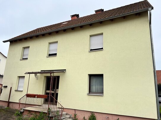 Sanierungsbedürftiges Einfamilienhaus mit 2 Garagen und Garten in Nüdlingen