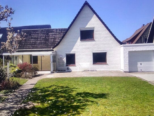 Renoviertes Einfamilienhaus mit Wintergarten, Terrassen, Garage und zwei Kfz-Stellplätzen