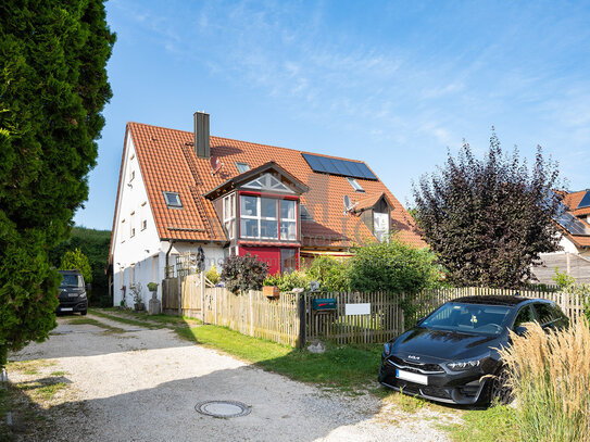 MÜNCHNER IG: CHALET-FEELING bietet diese helle 4-Zimmer-DG-Maisonette mit Kamin mit Blick ins Grüne