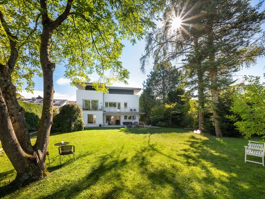 Moderne Villa auf großzügigem Grundstück mit separatem Bungalow