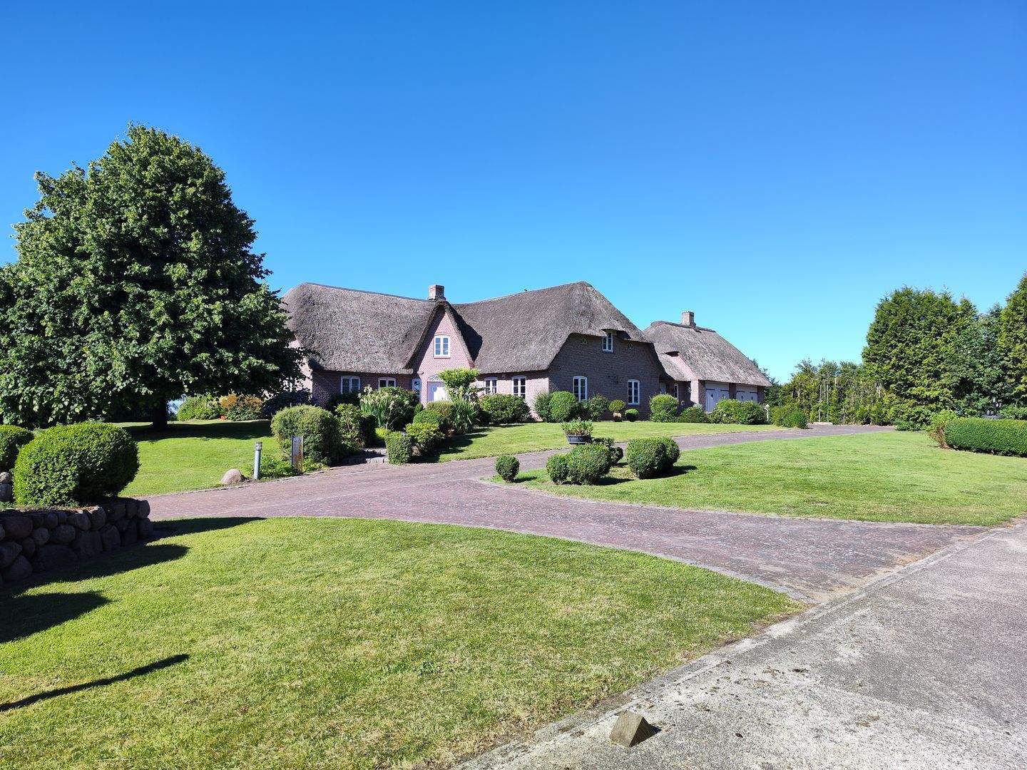 Immobilie in Emmelsbüll-Horsbüll - Exklusives Traumhaus unter Reet, kurz vor Sylt !  Alleinlage mit herrlichem Gartenensemble, Terrassen, Pools, Sauna und Pferdekoppel ! - Bild 0