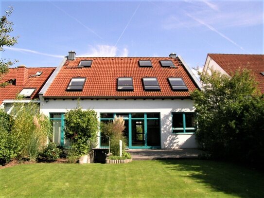 Frankfurt-Süd, modernes Architektenhaus mit großem Garten, Garage, EBK und Sauna.