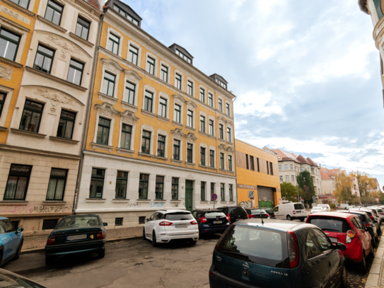 LIEBLINGSLAGE SCHLEUßIG // Vermietetes Apartment mit Einbauküche und Parkettboden