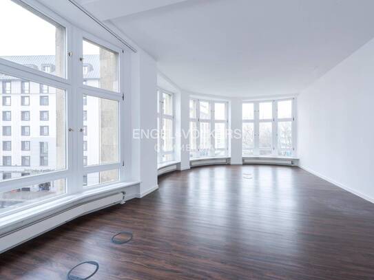 Helles Büro im historischen Geschäftshaus in Mitte
