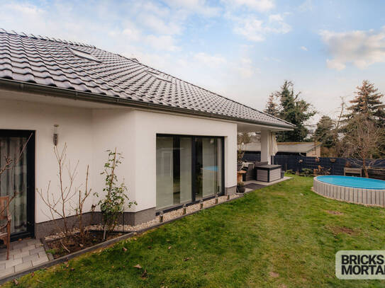 Eleganter Bungalow in Markkleeberg - Wohnen mit Stil: Pool, Kamin & Doppelgarage