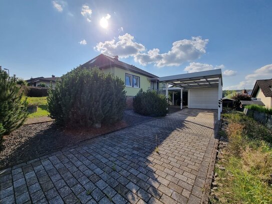 Niederelbert: Bungalow mit Garage, Garten und Carport in ruhiger Ortsrandlage