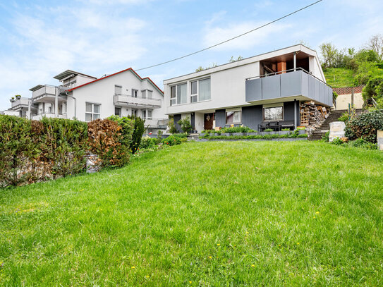 Zweifamilienhaus mit schönem Garten und Garage