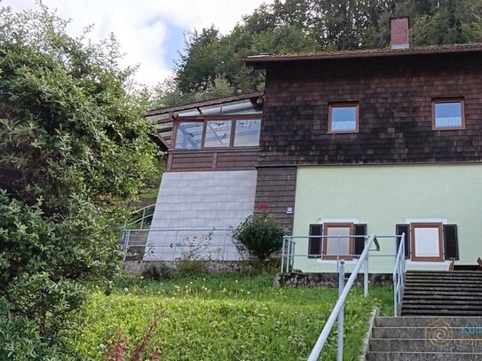 Freistehendes Einfamilienhaus mit Garten und sanierter ELWG in Hanglage mit Bergblick in *Karlstein*