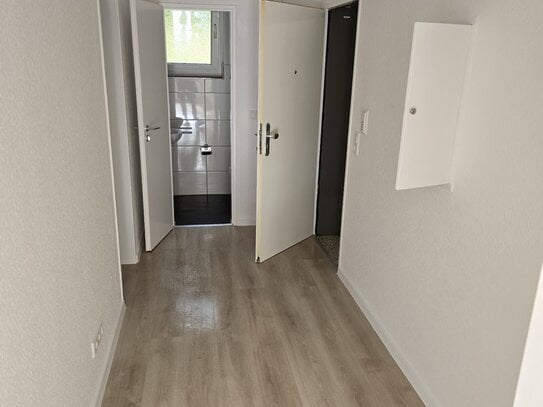 Frisch sanierte 3-Zimmer Wohnung im EG mit Balkon und Gäste-WC !