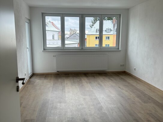 ERSTBEZUG NACH SANIERUNG: Sie möchten eine WG gründen? Zentral gelegene 3-Zimmer-Wohnung