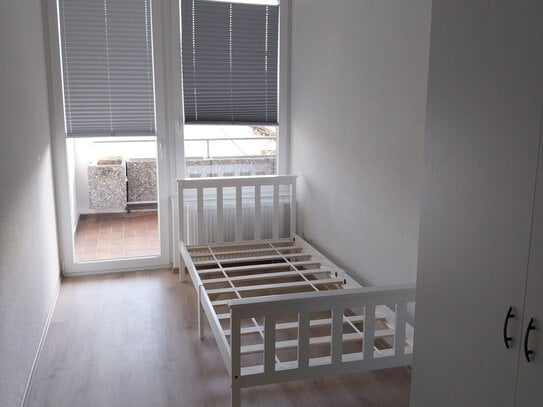 ERSTBEZUG - NEU RENOVIERTE 8er-WG *Möblierte Zimmer Nr.7*