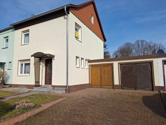 Hettstedt: Haus mit Garten und 2 Garagen in der Maxim-Gorki-Straße zu verkaufen