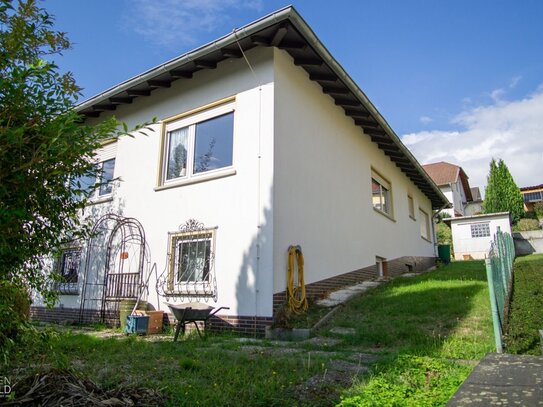 Leben im idyllischen Weinbach – Ihr Traum vom Eigenheim. Winkelbungalow aus den 70er Jahren