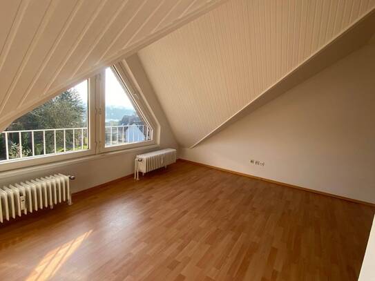 drei Zimmerwohnung im 3.OG mit Einbauküche + Balkon zu vermieten