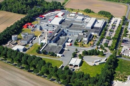 Industrieimmobilie mit Verwaltungsgebäude und Lagerflächen im Gewerbegebiet