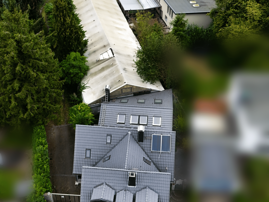 Exklusives Anwesen für Unternehmer: Wohn-/Bürohaus und Lagerhalle mit Bauland in Top-Lage Mülheims