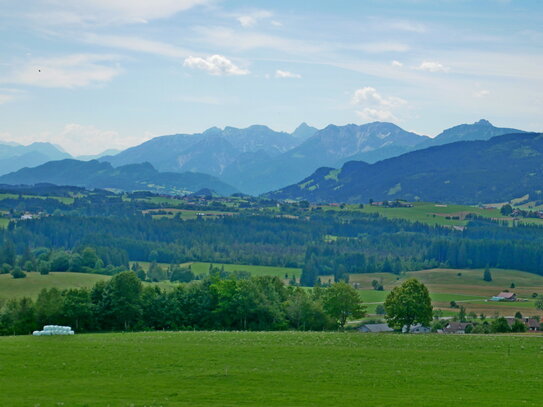 Großes Baugrundstück in Südrandlage eines Weilers zwischen Kempten und Füssen mit gigantischer Bergsicht im schönen Obe…