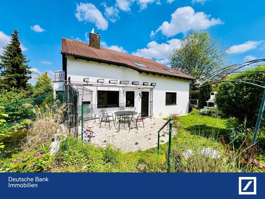 Zweifamilienhaus in toller Lage mit Gartenidyll und Doppelgarage, teilvermietet