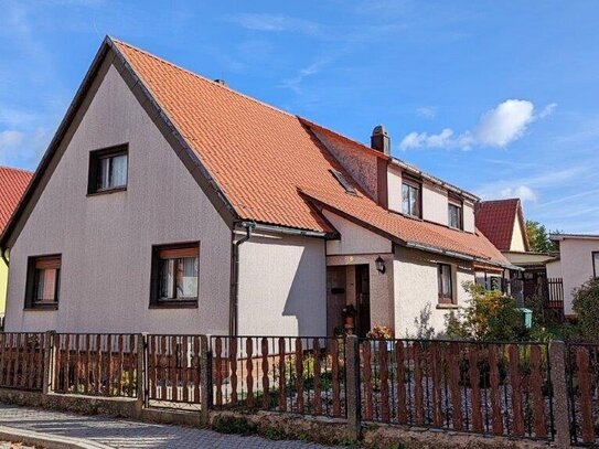 Idyllisch gelegenes Einfamilienhaus mit Garage, Scheune und kleiner Werkstatt.