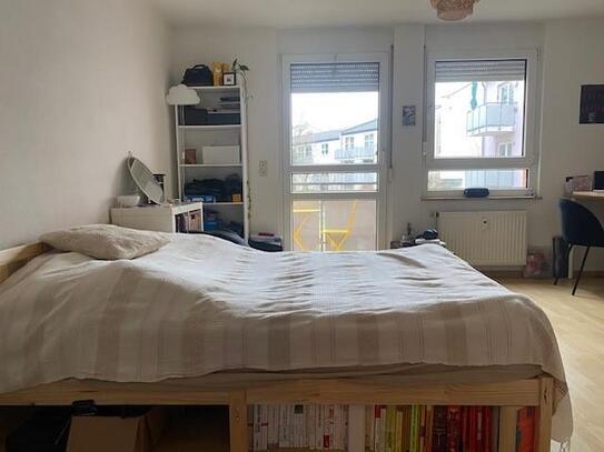 Gepflegtes, großzügiges 1-Zimmer-Apartment mit Single-Küche, Balkon und Kellerabteil