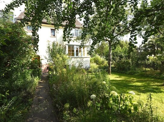 Eckgrundstück in bester Lage in Neureut - gegenüber Parkanlage, 2 Parteien-Haus mit Traum-Garten!