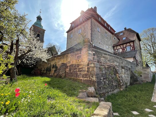 Herrschaftliche Beletage-Wohnung mit historischem Flair im repräsentativen Schloss Kalchreuth