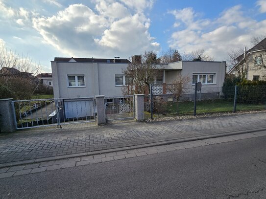 Bungalow mit Einliegerwohnung, Tiefgarage und Keller