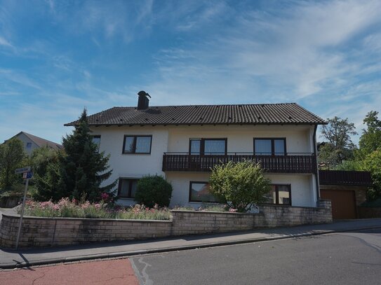 Großes Einfamilienhaus, auch zur Nutzung als Generationenhaus o. Wohnen mit Büro/Praxis, in ruhiger Lage von Erlabrunn!