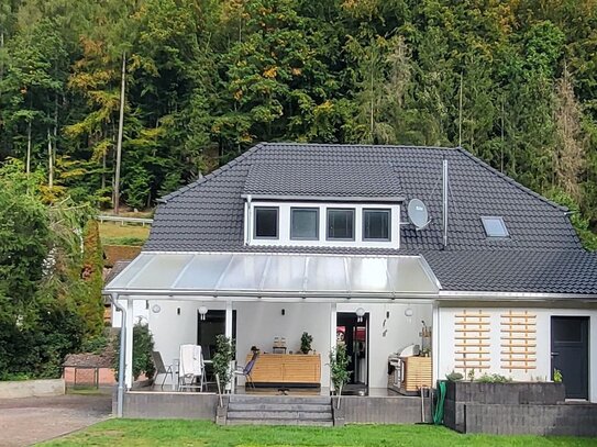 FREISTEHENDES, NEUWERTIGES U. BESONDERES HAUS MIT SCHÖNER TERRASSE, GARTEN, GARAGE + VIELEN EXTRAS IN GUTER WOHNLAGE IN…