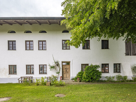 Landhaus mit Infinity Pool mit Bergblick