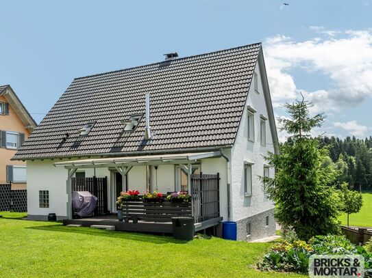 Sonniges, geräumiges Einfamilienhaus mit Garten und Terrasse