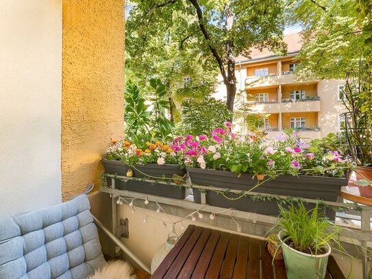 Historische Altbauwohnung im Bauhaus-Stil mit Loggia und idyllischem Innenhof