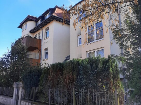 vermietete Dachgeschosswohnung mit Balkon und Stellplatz als Kapitalanlage