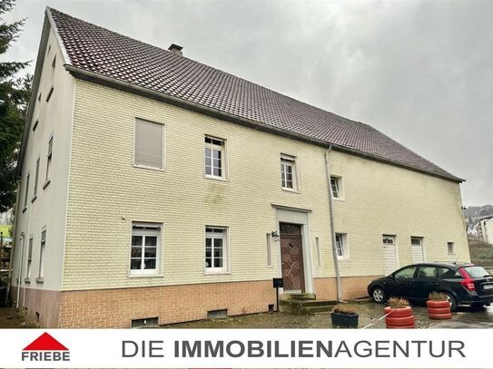 Bauernhaus mit Nebengebäuden in ländlicher Sackgassenlage