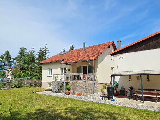 Modernes Einfamilienhaus mit angrenzender Lagerhalle